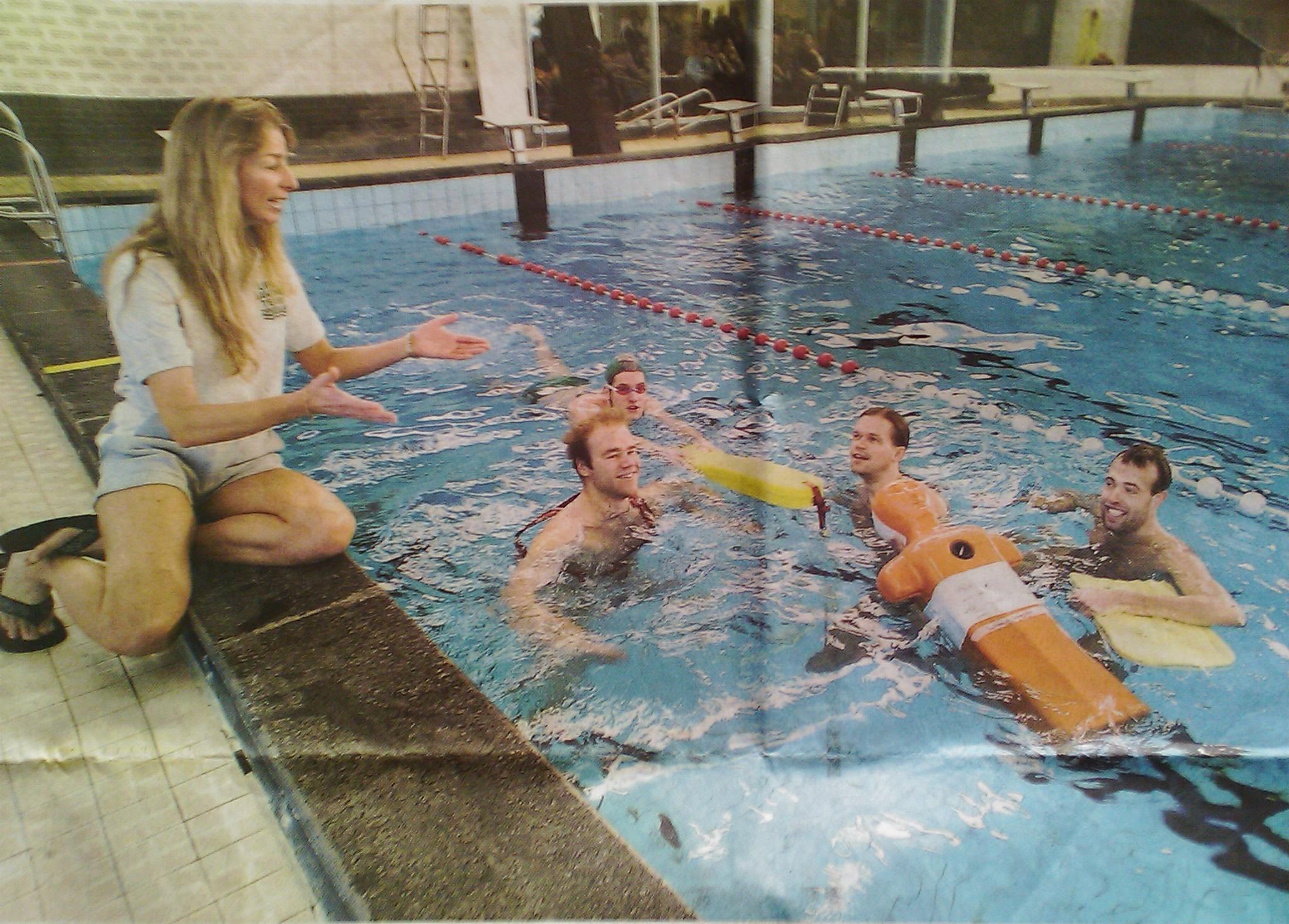 Op de rand trainster Jolanda van Dalen, in het water (vlnr) Robert Hendriks, Peter Hülkenberg (met brilletje), Stefan Ubbink en Jeroen Koster. Foto: Henk Rodrigo