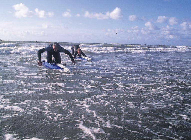 Trainer Marcel in 't Veld (RB Dordrecht, links) en Michael van der Plaat (RB Alblasserdam, rechts) trainen regelmatig bij Scheveningen in de Noordzee voor het onderdeel Board Race.