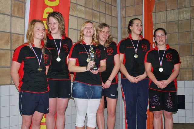 Damesploeg tweede plaats vlnr. Marianka Peeters, Maike Op het Veld, Sharon Giesberts, Inge Hover, Leone Kelleners en Rianne Golsteyn