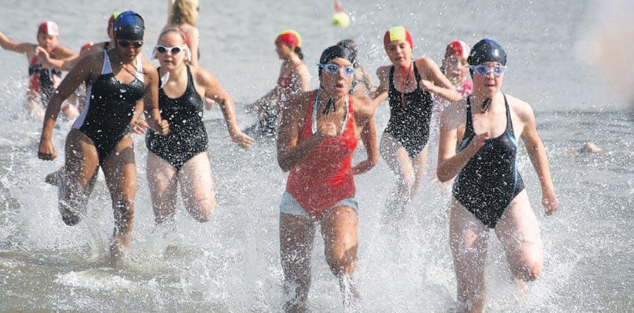 Corine Leenheer (rood badpak) zette zaterdag een uitstekende prestatie neer. Zij werd vijfde op het onderdeel beachflags en derde bij de wade race. Corine Leenheer (rood badpak) zette zaterdag een uitstekende prestatie neer. Zij werd vijfde op het onderdeel beachflags en derde bij de wade race.