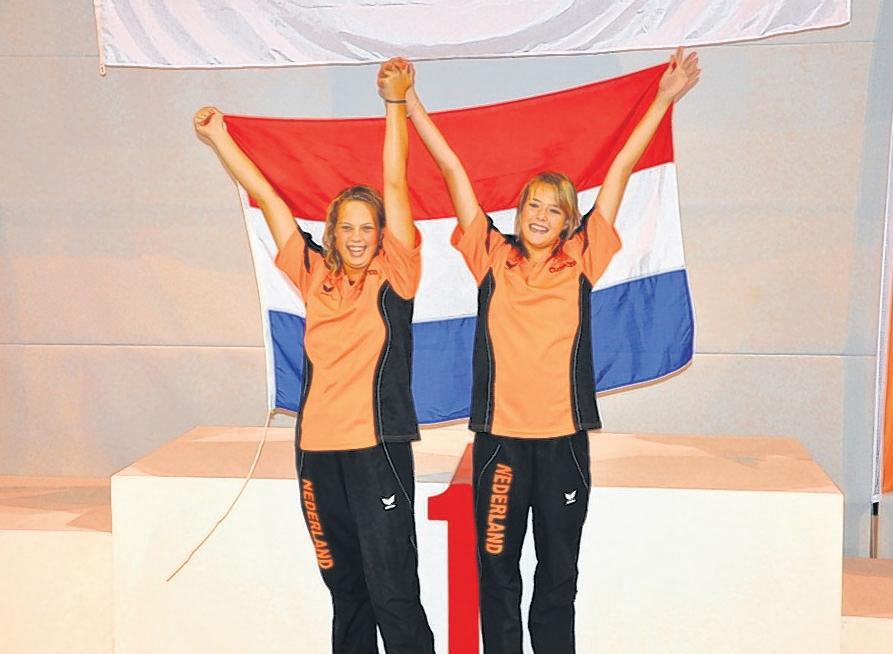 Renske Venner en Tanja van Essen vieren het goud op het onderdeel 'Line throw' tijdens het Europee kampioenschap ‘Lifesaving’ in Eindhoven en Eersel. Renske Venner en Tanja van Essen vieren het goud op het onderdeel 'Line throw' tijdens het Europee kampioenschap ‘Lifesaving’ in Eindhoven en Eersel.