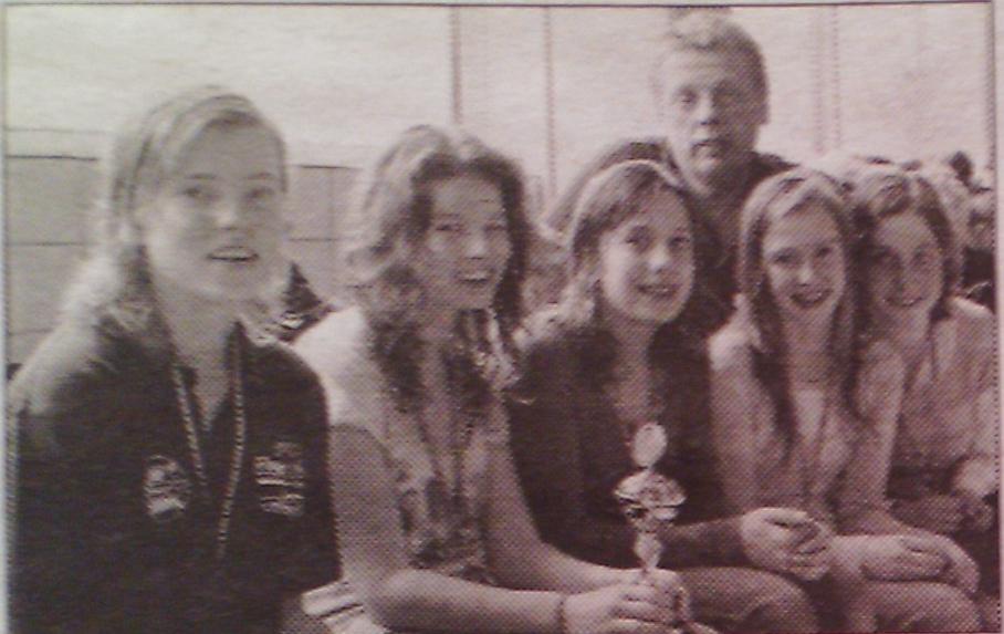 Mireille van Dael, Michelle Kusters, Britt Janssen, coach Leon Ramakers, Nicole Luyten en Kritsel van Kimmenade: brons.