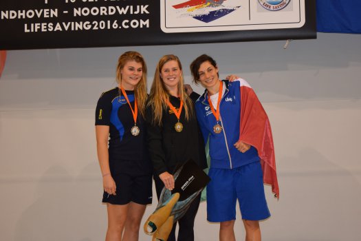 100m manikin tow with fins OPEN (Seniors): 1) Pam HENDRY 2) Christine BURGHARDT 3) Martina MAZZI