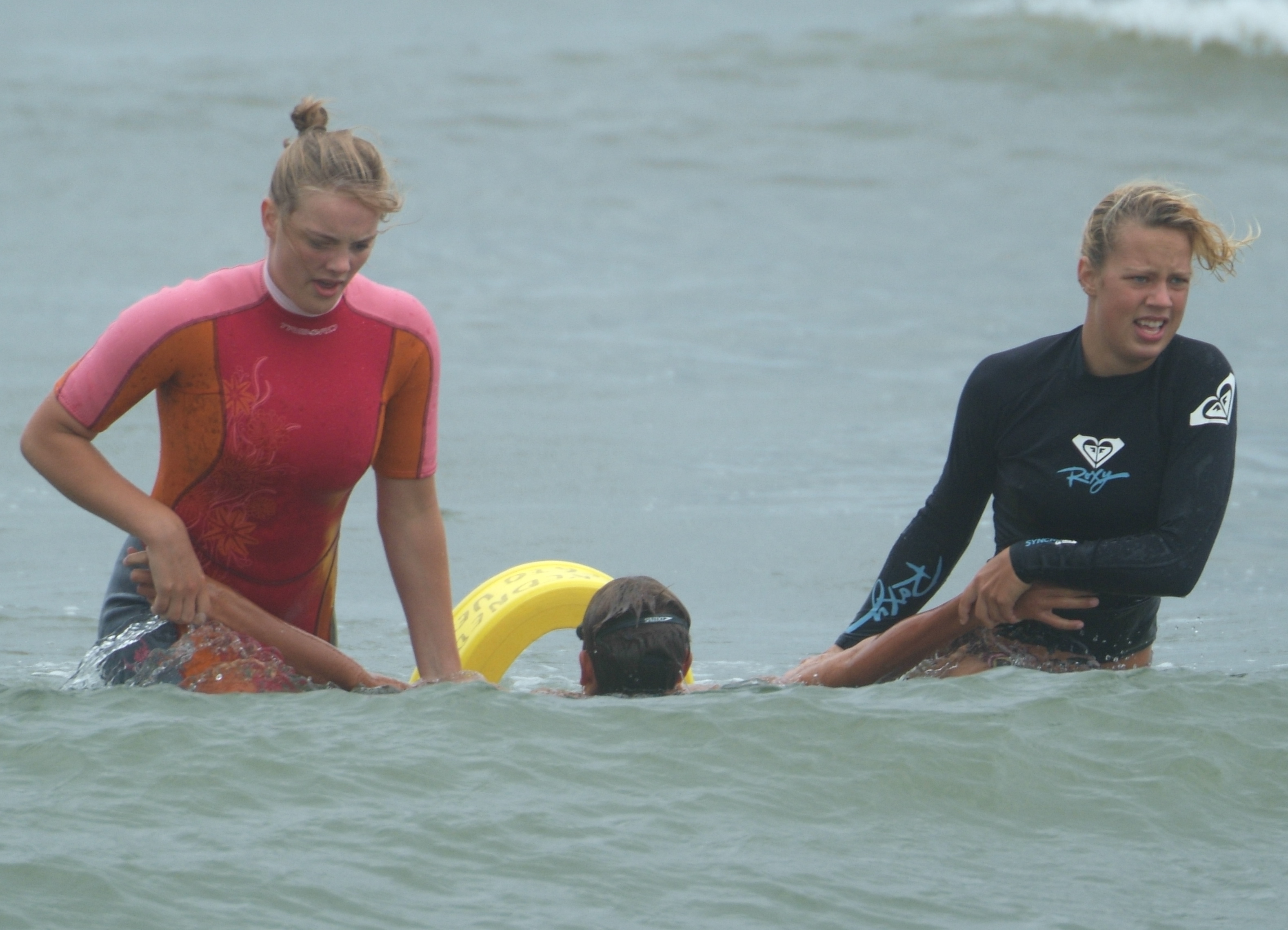 Renske (rechts) in rescue tube actie