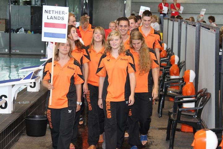 Als u denkt: wat een vreemde officials, dan zijn dat niet de officials. Als u denkt: waarom dit plaatje, dan konden wij geen geschikter plaatje vinden.