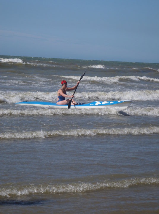 Maike Op het Veld als eerste uit het water na het rondje ski.