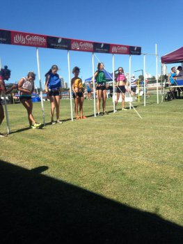 The_girls_lining_up_for_the_120m_final.jpg