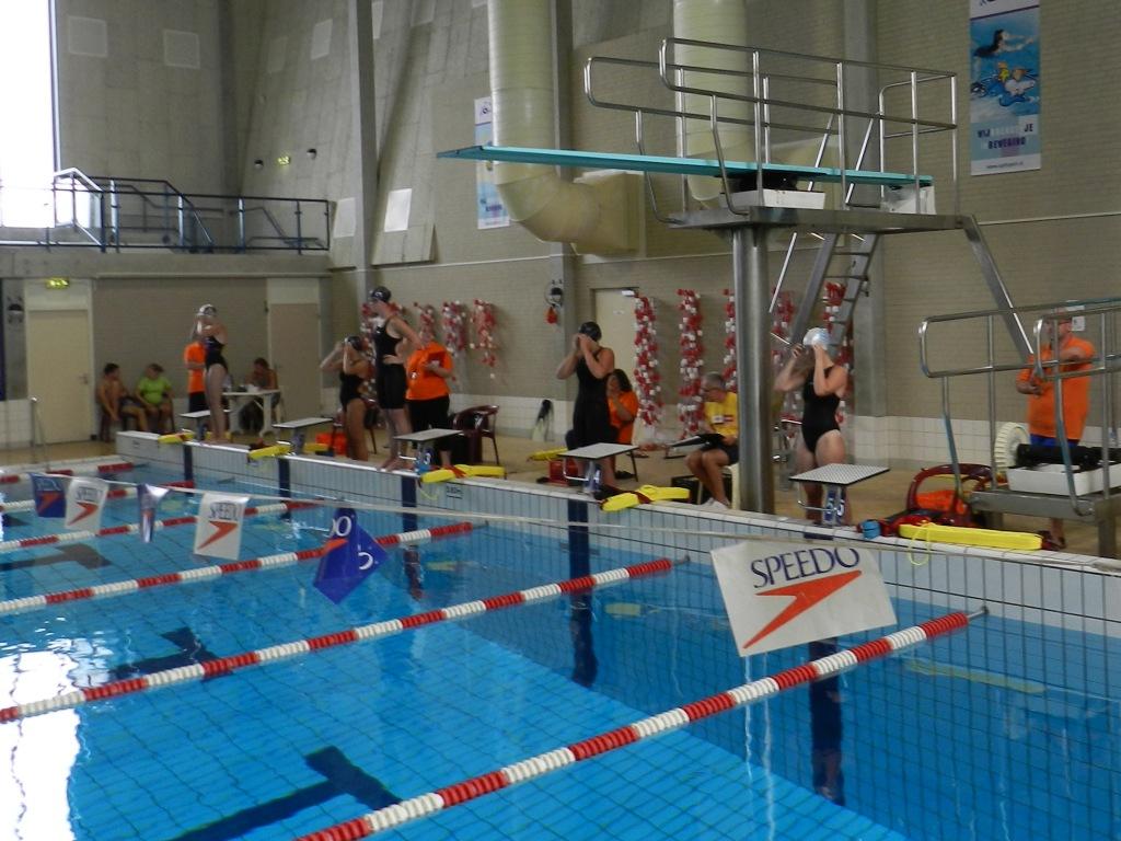 De dames staan klaar voor de snelste serie 200m superlifesaver.
