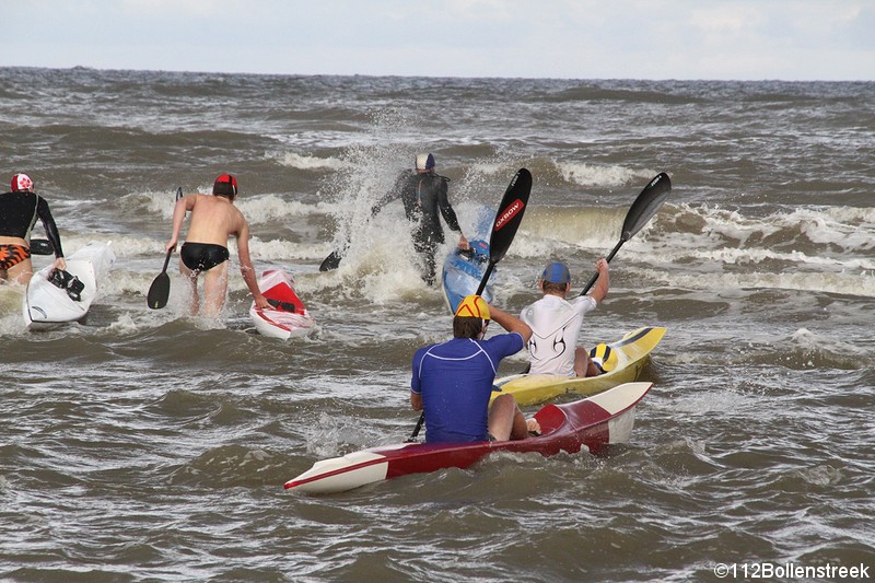 De steeds prominenter aanwezige zandbank zorgde voor vreemde taferelen.