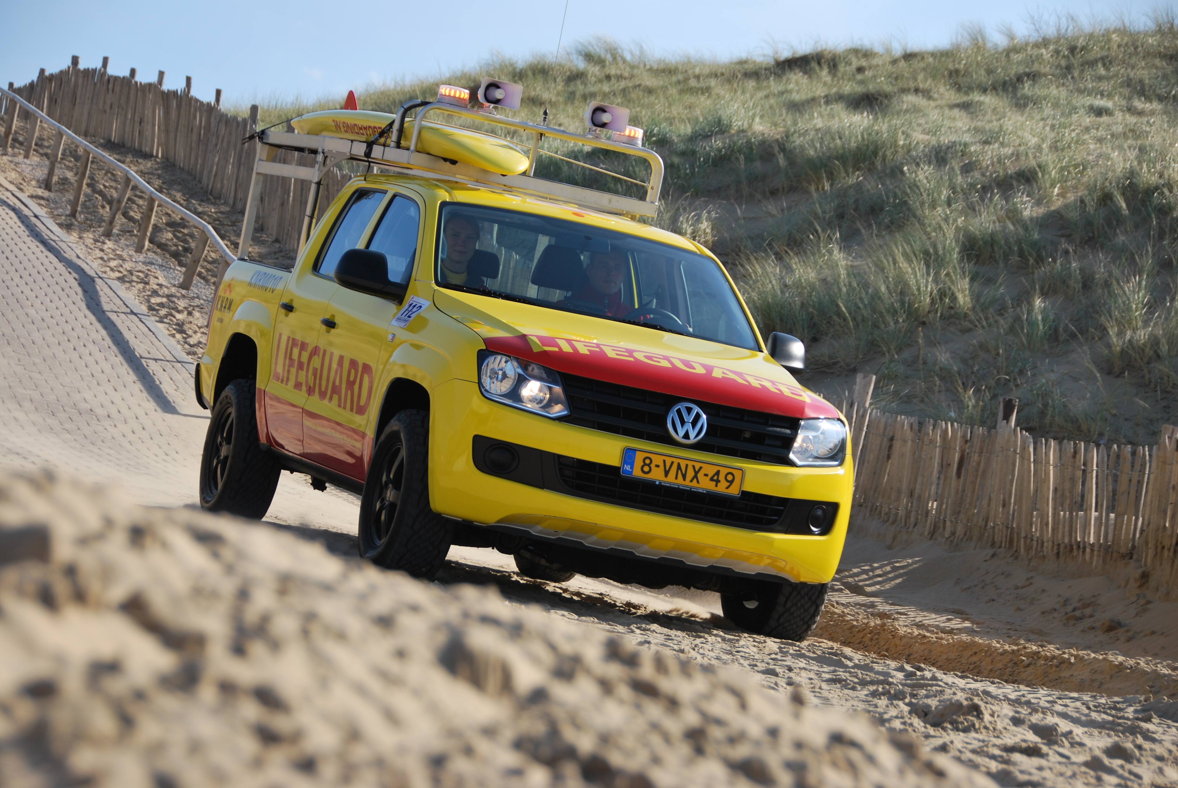 De strandbewaking op de Waddeneilanden vindt plaats met professioneel materieel: Rescue board, Rescue tube, reddingwaterscooter, 4WD of ATV.