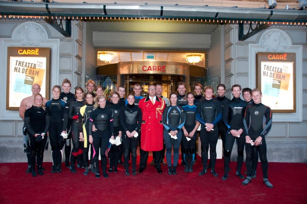 De 23 sporters die het water in zouden gaan. De man in de rode jas bleef overigens lekker op de kant (hij is dan ook nummer 24 op de foto...).