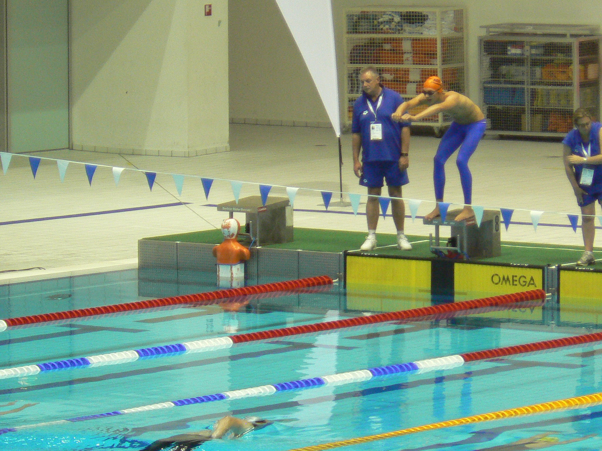 Niels staat klaar voor de wissel op de 4x50m hindernis @ WK 2008.