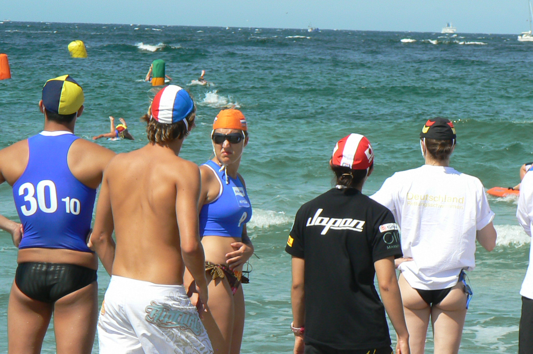 Een van de spaarzame momenten dat Leone aan de goede kant van de lens te vinden is op de WK 2008, hier in actie als helper op de Oceanwoman.