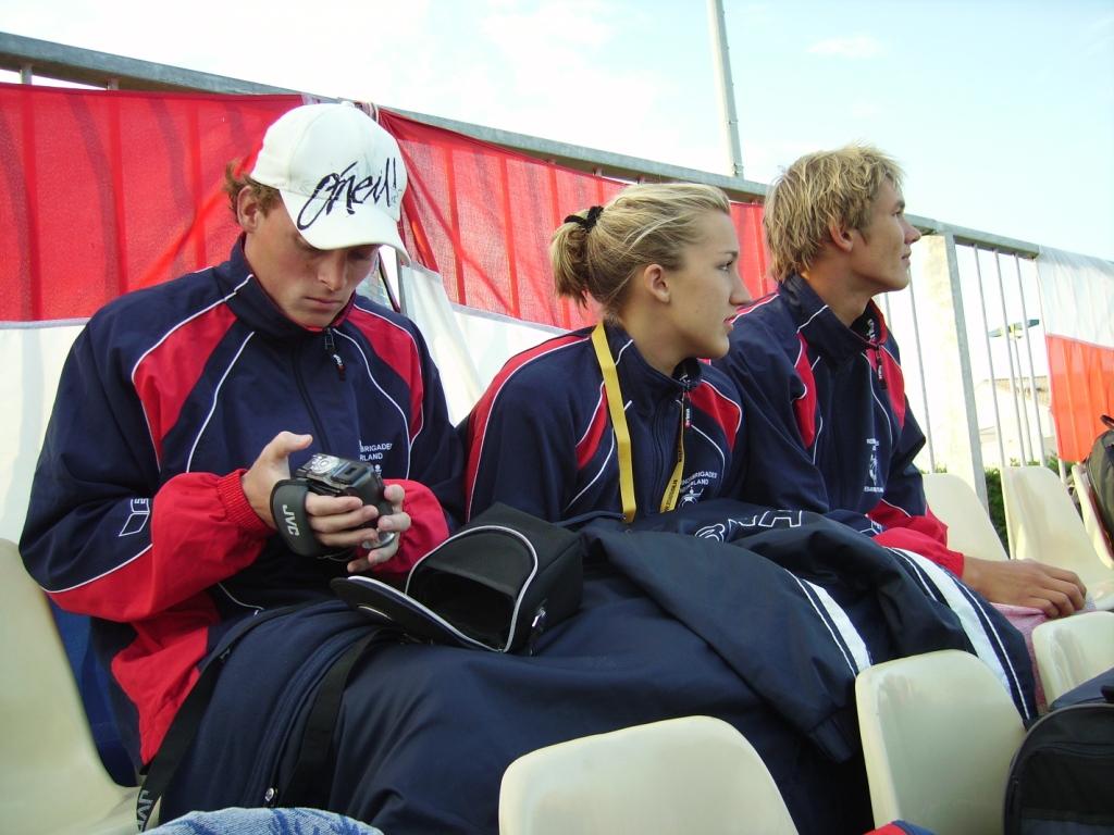 Leone (midden) op de tribune van het EJK in 2007.