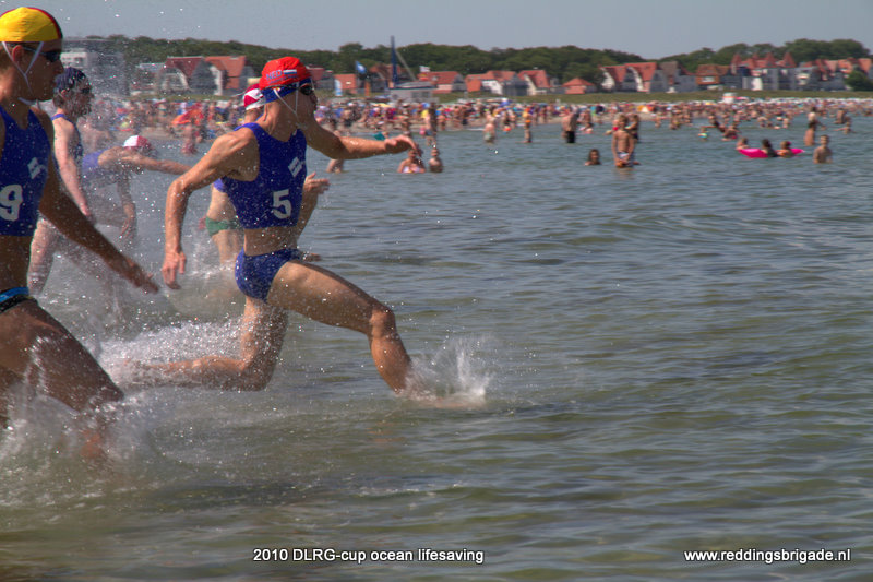 Peter rent het water in tijdens de Run-Swim-Run @ DLRG Cup 2010.