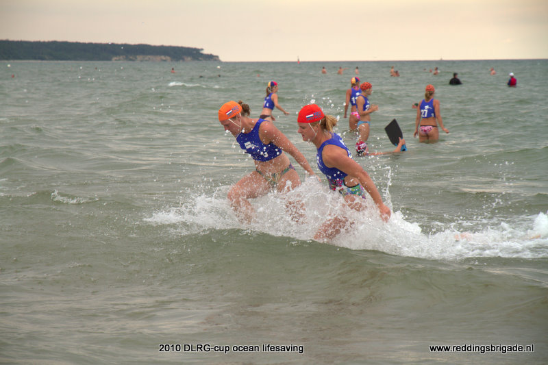 Saskia (links) in actie als slepert op de RTRR @ DLRG Cup 2010.
