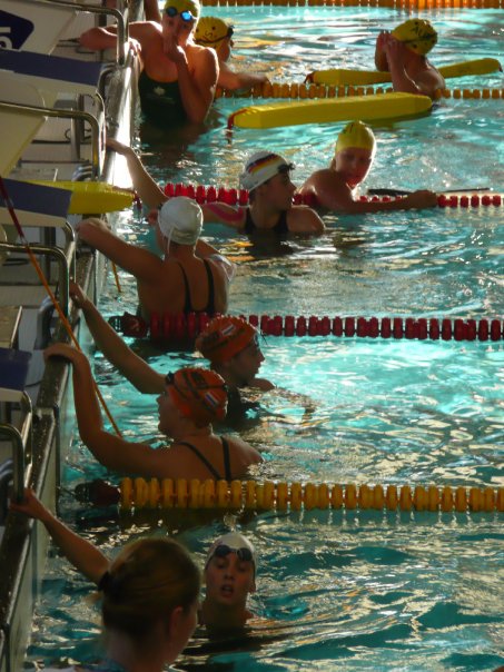 Anneloes (kijkend naar rechts) na de finish op de 4x50m medley relay op de Deutschlandpokal 2009.
