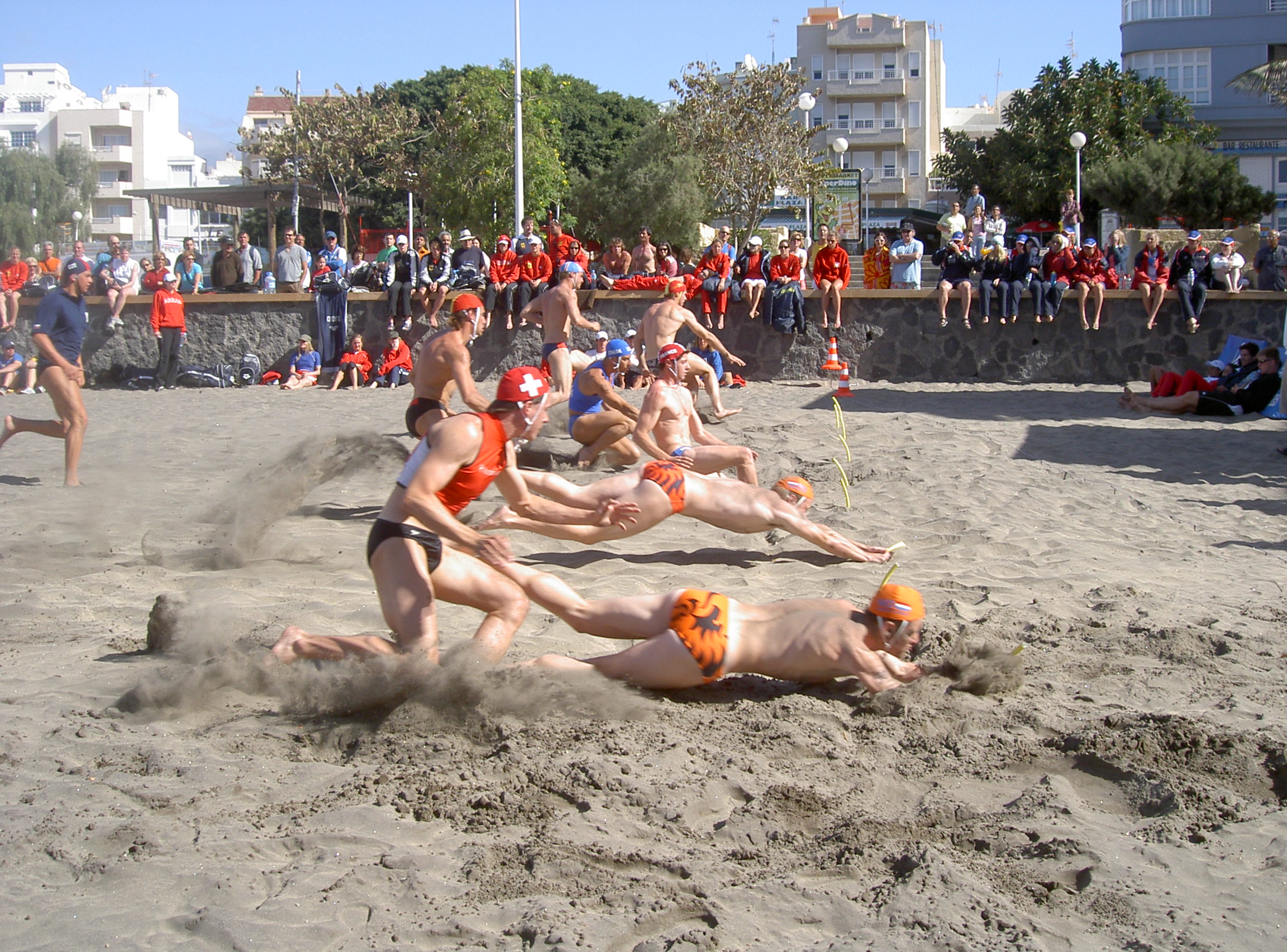 Peter (onder) in actie op de beach flags tijdens de EK 2007.