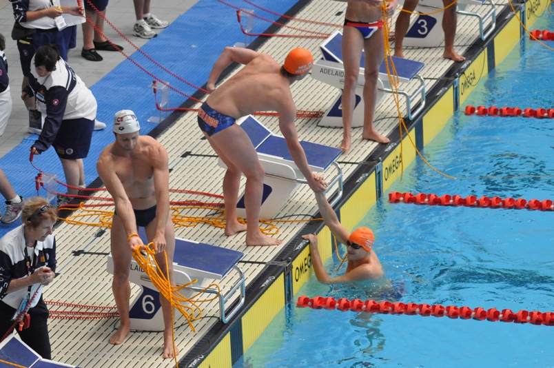Ruud en Peter vieren de overwinning in de series al terwijl de rest nog bezig is